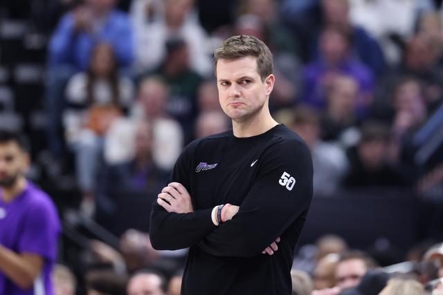 莱昂纳德32分快船险胜森林狼 76人力克独行侠